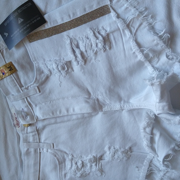 NWT: MEDIUM: WHITE. DISTRESSED AND EMBELLISHED SHORTS - Picture 2 of 6